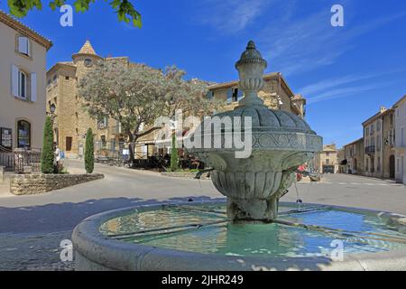 Frankreich, Vaucluse (84) Châteauneuf-du-Pape, Village du vignoble AOC Côtes-du-Rhône, la fontaine / Frankreich, Vaucluse Châteauneuf-du-Pape, Dorf des Weinbergs AOC Côtes-du-Rhône, der Brunnen Stockfoto