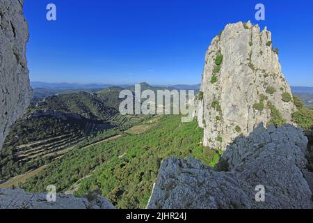 Frankreich, Vaucluse (84) Gigondas, Les Dentelles de Montmirail, falaises de Monts du Vaucluse au coeur du vignoble de l'Appellation Côtes-du-Rhône / Frankreich, Vaucluse Gigondas, Les Dentelles de Montmirail, Klippen von Monts du Vaucluse im Herzen der Weinberge der Appellation Côtes du Rhône Stockfoto