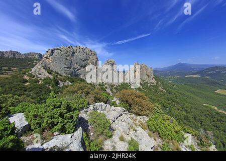 Frankreich, Vaucluse (84) Gigondas, Les Dentelles de Montmirail, falaises de Monts du Vaucluse au coeur du vignoble de l'Appellation Côtes-du-Rhône / Frankreich, Vaucluse Gigondas, Les Dentelles de Montmirail, Klippen von Monts du Vaucluse im Herzen der Weinberge der Appellation Côtes du Rhône Stockfoto