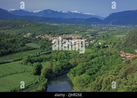 Frankreich, Pyrénées-Orientales (66) Marquixanes, le Village, la vallée du Têt au pied de Pyrénées, vue générale / Frankreich, Pyrénées-Orientales Marquixanes, das Dorf, das Têt-Tal am Fuße der Pyrénées, allgemeine Ansicht / Stockfoto