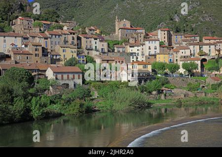 Frankreich, Hérault (34) Roquebrun, Dorf perché de la vallée de l'Orb (Foto aérienne) / Frankreich, Hérault, Roquebrun, Dorf im Orbtal Stockfoto
