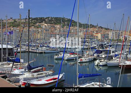 Frankreich, Hérault (34) Sète, le Port de plaisance, la ville et le mont Saint-Clair / Frankreich, Hérault, Sète, der Yachthafen, die Stadt und der Mont Saint-Clair Stockfoto