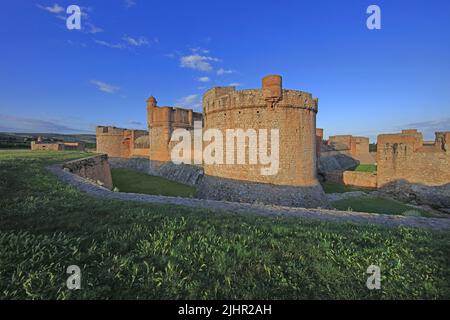 Frankreich, Pyrénées-Orientales (66) Salses-le-Château, la forteresse de Salses, vue depuis les douves / Frankreich, Pyrénées-Orientales Salses-le-Château, die Festung von Salses, von den Gruben aus gesehen Stockfoto