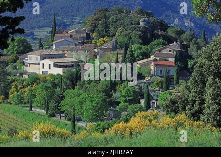 Frankreich, Vaucluse (84) Suzette, Village au coeur du vignoble de l'Appellation Côtes-du-Rhône, les Dentelles de Montmirail / Frankreich, Vaucluse Suzette Dorf im Herzen der Weinberge der Appellation Côtes-du-Rhône, der Dentelles de Montmirail Stockfoto