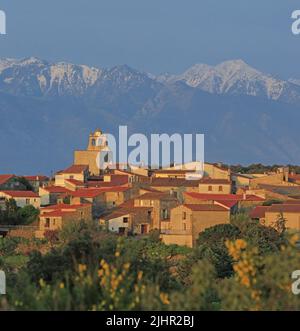 Frankreich, Pyrénées-Orientales (66) Arboussols, le Village, le Massiv des Pyrénées enneigés / Frankreich, Pyrénées-Orientales Arboussols, das Dorf, die verschneiten Pyrenäen Stockfoto