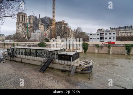 Frankreich, Region Ile de France, Paris 5. Arrondissement, Flut von Paris, seine, Lastkahn am Quai Montebello und Renovierungsarbeiten an Notre-Dame ein Jahr nach dem Brand am Abend des 15. April 2019 Stockfoto