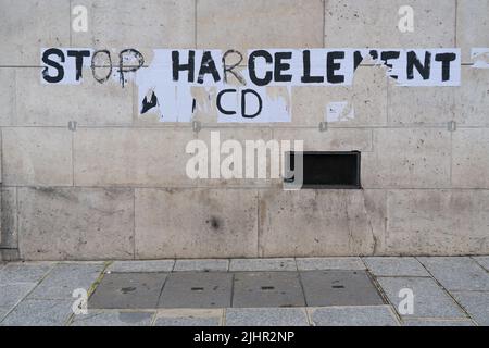 Frankreich, Region Ile de France, Paris 5. Arrondissement, rue Saint Jacques, feministisches Plakat gegen Gewalt an Frauen, Stockfoto