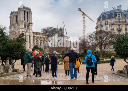 Frankreich, Region Ile de France, Paris 5. Arrondissement, Platz René Viviani, Touristen vor den Renovierungsarbeiten von Notre Dame, Stockfoto