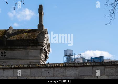 Frankreich, Region Ile de France, Paris 14. Arrondissement, rue Emile Richard, Friedhof Montparnasse, Kapelle hinter der Mauer, Stockfoto