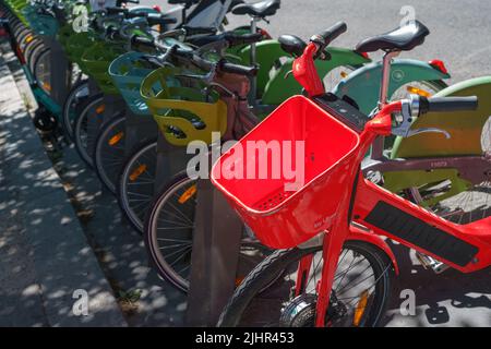 Frankreich, Region Ile de France, Paris 6. Arrondissement, Boulevard du Montparnasse, mehrere Fahrradverleihsysteme, Stockfoto