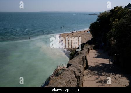 Sandstrand und das Meer im Küstenresort, ramsgate Stadt, East kent, thanet, großbritannien juli 2022 Stockfoto