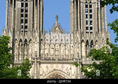 Frankreich, Region Grand Est, Marne, Reims, rue Rockefeller, Blick auf die westliche Fassade der Kathedrale Notre-Dame, Stockfoto