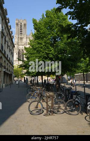 Frankreich, Region Grand Est, Marne, Reims, rue Rockefeller, Vor dem Tourismusbüro, der Kathedrale Notre-Dame, Fahrrädern, Stockfoto