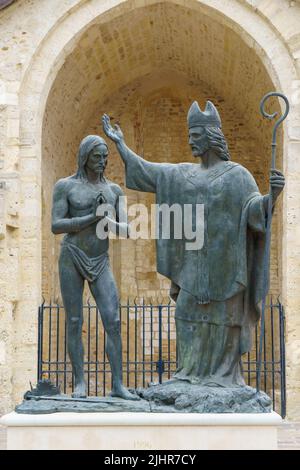 Frankreich, Region Grand Est, Marne, Reims, in der Nähe der Basilika von Saint-Remi, Skulptur, die Taufe von Clovis, Skulptur von Daphné Du Barry Stockfoto