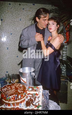 Französische TV-Moderatorin Thierry Ardisson seinen Geburtstag feiert mit seiner Frau Beatrice, mit einem Kuchen mit dem Bildnis seiner Show "Bains de Minuit". Januar 5, 1988 Stockfoto