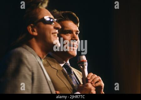 Französischer Geschäftsmann und Politiker Bernard Tapie einladende französischer Sänger Gilbert Montagné in der TV-Show 'Plus Fort la Vie' auf TF1, um das Thema Behinderung. April 6, 1990 Stockfoto