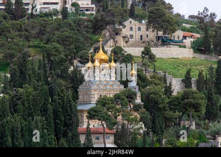 Blick auf Maria Magdalena s Kathedrale von russisch-orthodoxen Gethsemane Kloster unter Bäumen am Ölberg Hang. Jerusalem, Israel. Stockfoto