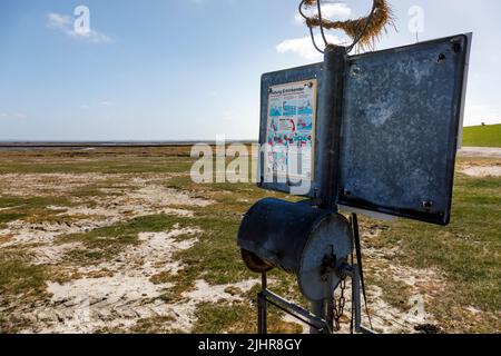 Rettungsbake mit Informationstafel im Watt beim Hafen von Everschopsiel in Nordfriesland Stockfoto