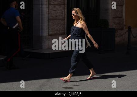 Rom, Italien. 20.. Juli 2022. Eine Schwangere geht vor dem Palazzo Madama in Rom (Foto: Matteo Nardone/Pacific Press/Sipa USA) Quelle: SIPA USA/Alamy Live News Stockfoto