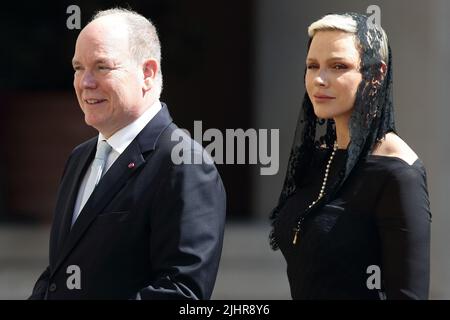 Vatikanstadt, Heiliger Stuhl. 20.. Juli 2022. PRINZ ALBERT II. Und PRINZESSIN CHARLENE von Monaco im Innenhof des Apostolischen Gebäudes von San Damaso anlässlich des privaten Treffens mit Papst Franziskus im Vatikan. (Bild: © Evandro Inetti/ZUMA Press Wire) Stockfoto
