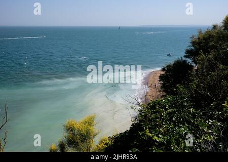 Sandstrand und das Meer im Küstenresort, ramsgate Stadt, East kent, thanet, großbritannien juli 2022 Stockfoto