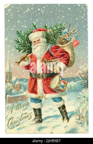 Ursprüngliche amerikanische traditionelle Weihnachtskarte aus der frühen 1900-Ära mit einem Sack Spielzeug für Kinder. Er ist ein patriotischer Weihnachtsmann, da in seinem Sack die US-Flagge steht. Er hält einen Weihnachtsbaum, veröffentlicht / datiert Dezember 1907 - gesendet aus den USA an eine Adresse in Großbritannien Stockfoto