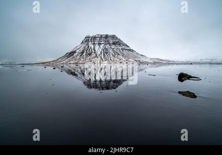 Sonnenuntergang und Spiegelungen auf dem schönen Kirkjufell Berg, Snaefellsness Halbinsel, Island Stockfoto