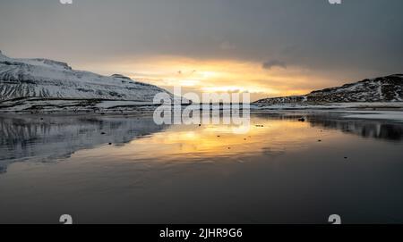 Sonnenuntergang und Spiegelungen auf dem schönen Kirkjufell Berg, Snaefellsness Halbinsel, Island Stockfoto