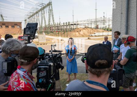 Neuenhagen, Deutschland. 20.. Juli 2022. Annalena Baerbock (Bündnis 90/die Grünen), Außenministerin, gibt nach einem Besuch im Umspannwerk des Unternehmens 50Hertz eine Presseerklärung ab. Baerbock besuchte das Unternehmen und führte Gespräche über kritische Infrastruktur. Quelle: Christophe Gateau/dpa/Alamy Live News Stockfoto