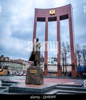 Lviv, Region Lviv Ukraine - 15. Februar 2022: Denkmal für Stepan Bandera, Nationalheld der Ukraine, Kämpfer für die Unabhängigkeit.Denkmal für Stepan Bande Stockfoto