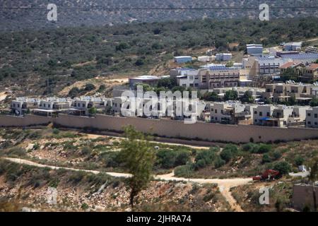 Nablus, Palästina. 22.. Juni 2022. Eine allgemeine Ansicht von Neubauten in der israelischen Revava-Siedlung, südlich von Nablus im Westjordanland. Kredit: SOPA Images Limited/Alamy Live Nachrichten Stockfoto