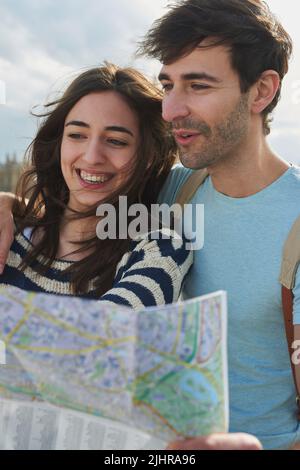 Um die Welt zu verändern, gehen Sie raus und erleben Sie sie. Ein junges Paar, das sich eine Karte anschaut, während Sie die Stadt London erkunden. Stockfoto