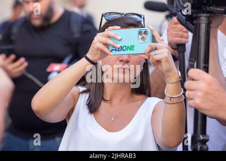 Rom, Italien. 20.. Juli 2022. Ein 'Azione'-Aktivist vor dem Palazzo Madama in Rom (Foto: © Matteo Nardone/Pacific Press via ZUMA Press Wire) Stockfoto