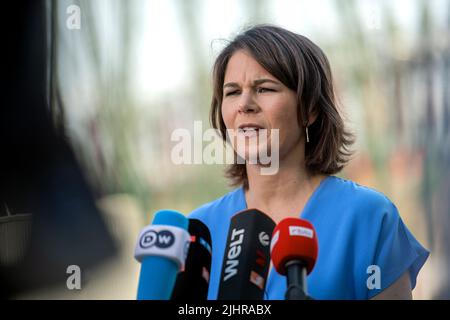 Neuenhagen, Deutschland. 20.. Juli 2022. Annalena Baerbock (Bündnis 90/die Grünen), Außenministerin, gibt nach einem Besuch im Umspannwerk des Unternehmens 50Hertz eine Presseerklärung ab. Baerbock besuchte das Unternehmen und führte Gespräche über kritische Infrastruktur. Quelle: Christophe Gateau/dpa/Alamy Live News Stockfoto