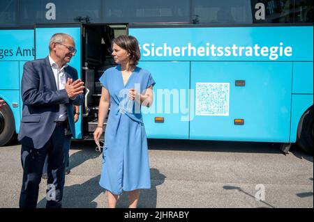 Neuenhagen, Deutschland. 20.. Juli 2022. Frank Golletz, technischer Geschäftsführer bei 50Hertz, begrüßt die Außenministerin Annalena Baerbock (Bündnis 90/die Grünen) zu einem Besuch in einem Umspannwerk 50Hertz. Baerbock besuchte das Unternehmen und führte Gespräche über kritische Infrastruktur. Quelle: Christophe Gateau/dpa/Alamy Live News Stockfoto