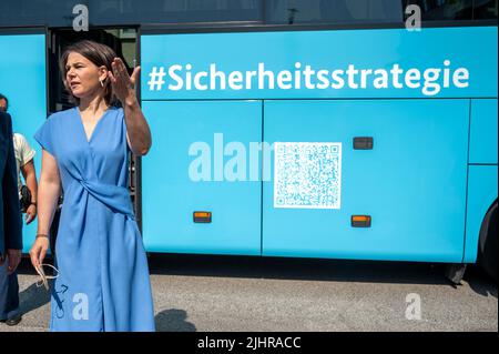 Neuenhagen, Deutschland. 20.. Juli 2022. Annalena Baerbock (Bündnis 90/die Grünen), Außenministerin, gibt nach einem Besuch im Umspannwerk des Unternehmens 50Hertz eine Presseerklärung ab. Baerbock besuchte das Unternehmen und führte Gespräche über kritische Infrastruktur. Quelle: Christophe Gateau/dpa/Alamy Live News Stockfoto