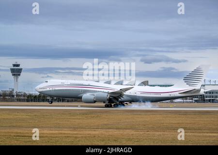 München, Deutschland - Februar 20. 2022 : Qatar Amiri Flug Boeing 747-8 mit der Flugzeugzulassung A7-HBJ landet auf der Südbahn 26L von t Stockfoto