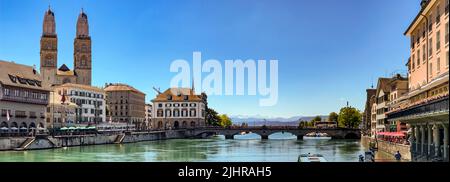 Malerischer Panoramablick auf die Limmat, die Münsterbrücke und den Grossmünster in Zürich, Schweiz Stockfoto