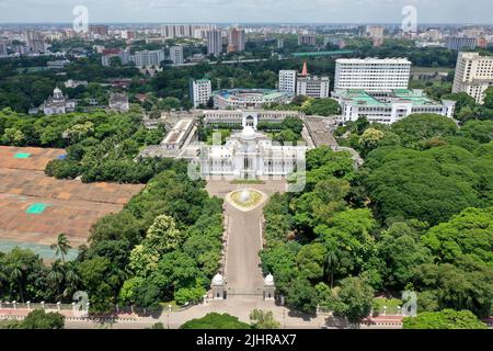 Dhaka, Bangladesch - 12. Juli 2022: Die Vogelperspektive auf das Gebäude des Obersten Gerichtshofs von Bangladesch. Die High Court Division des Obersten Gerichtshofs von Ba Stockfoto