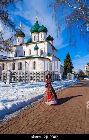 Russische Mädchen in traditionellen roten Kleid auf der Straße Stockfoto