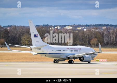 München, Deutschland - Februar 20. 2022 : die Royal Australian Air Force Boeing 737-700 BBJ mit der Flugzeugzulassung A36-002 rollt zum Start Stockfoto