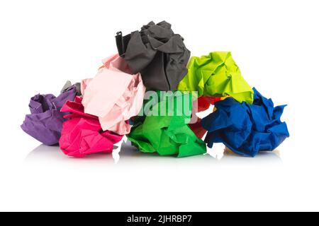 Papierkugel. Bunt. Zerknittert. Isoliert auf weißem Hintergrund. Stockfoto