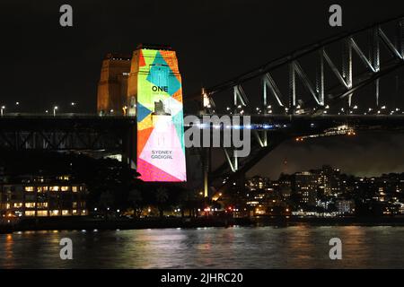 Sydney, Australien. 20.. Juli 2022. Die Masten der Sydney Harbour Bridge wurden anlässlich des „One Year to Go“-Meilensteins der FIFA Frauen-Weltmeisterschaft 2023 beleuchtet. Die Namen der Gastgeberstädte wurden sowohl in englischer als auch in indigener oder maorischer Sprache angezeigt. Kredit: Richard Milnes/Alamy Live Nachrichten Stockfoto