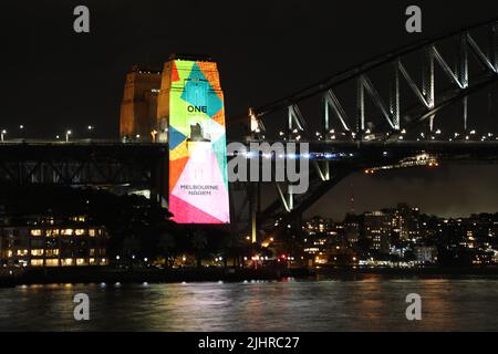 Sydney, Australien. 20.. Juli 2022. Die Masten der Sydney Harbour Bridge wurden anlässlich des „One Year to Go“-Meilensteins der FIFA Frauen-Weltmeisterschaft 2023 beleuchtet. Die Namen der Gastgeberstädte wurden sowohl in englischer als auch in indigener oder maorischer Sprache angezeigt. Kredit: Richard Milnes/Alamy Live Nachrichten Stockfoto
