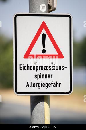 Nordhorn, Deutschland. 20.. Juli 2022. Auf einem Schild steht „Eichenprozessionärs-Motte - Allergierisiko“. Quelle: Friso Gentsch/dpa/Alamy Live News Stockfoto