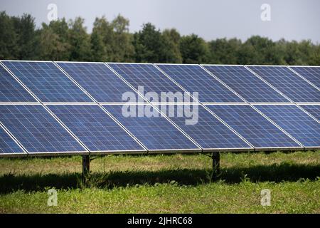 Nordhorn, Deutschland. 20.. Juli 2022. Photovoltaikmodule (PV-Module) werden auf einem Feld platziert. Quelle: Friso Gentsch/dpa/Alamy Live News Stockfoto