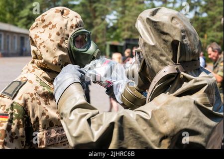 Neuenhagen, Deutschland. 20.. Juli 2022. Bei einem Besuch von Außenminister Baerbock in der Barnim-Kaserne wird eine Übung vom NBC-Verteidigungsregiment der Bundeswehr gezeigt. Baerbock besucht das ABC-Verteidigungsregiment der Bundeswehr. NBC sind nukleare, biologische und chemische Kampfstoffe. Quelle: Christophe Gateau/dpa/Alamy Live News Stockfoto