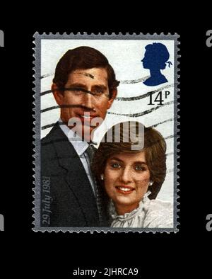 Hochzeit von Lady Diana Spencer und Prinz Charles. Abgestempelter Stempel von GROSSBRITANNIEN isoliert auf Schwarz Stockfoto
