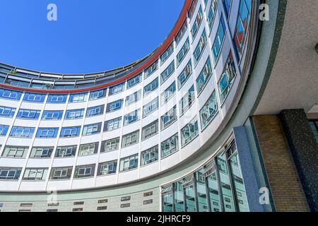 Legendäres BBC Television Center in Shepherd’s Bush. Umbenannt in Just Television Center, wurde in Apartments, Hotel und Freizeiteinrichtungen umgewandelt. Stockfoto