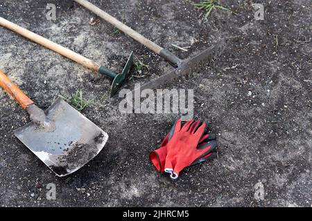 Werkzeuge für die Arbeit das Land eines Gemüsegartens Stockfoto